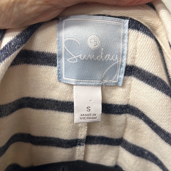 Sweet open front cardigan in blue and cream color reversed fabric. - Picture 5 of 6